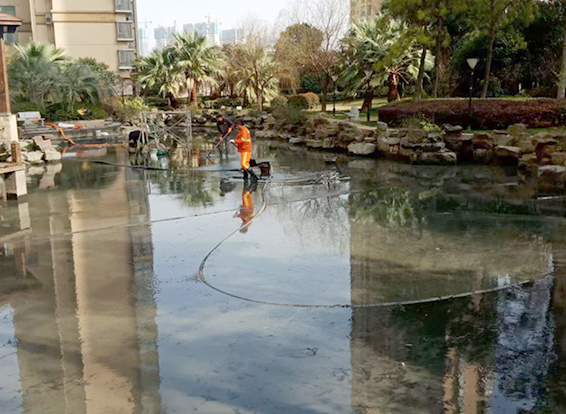 红山景观池淤泥清理
