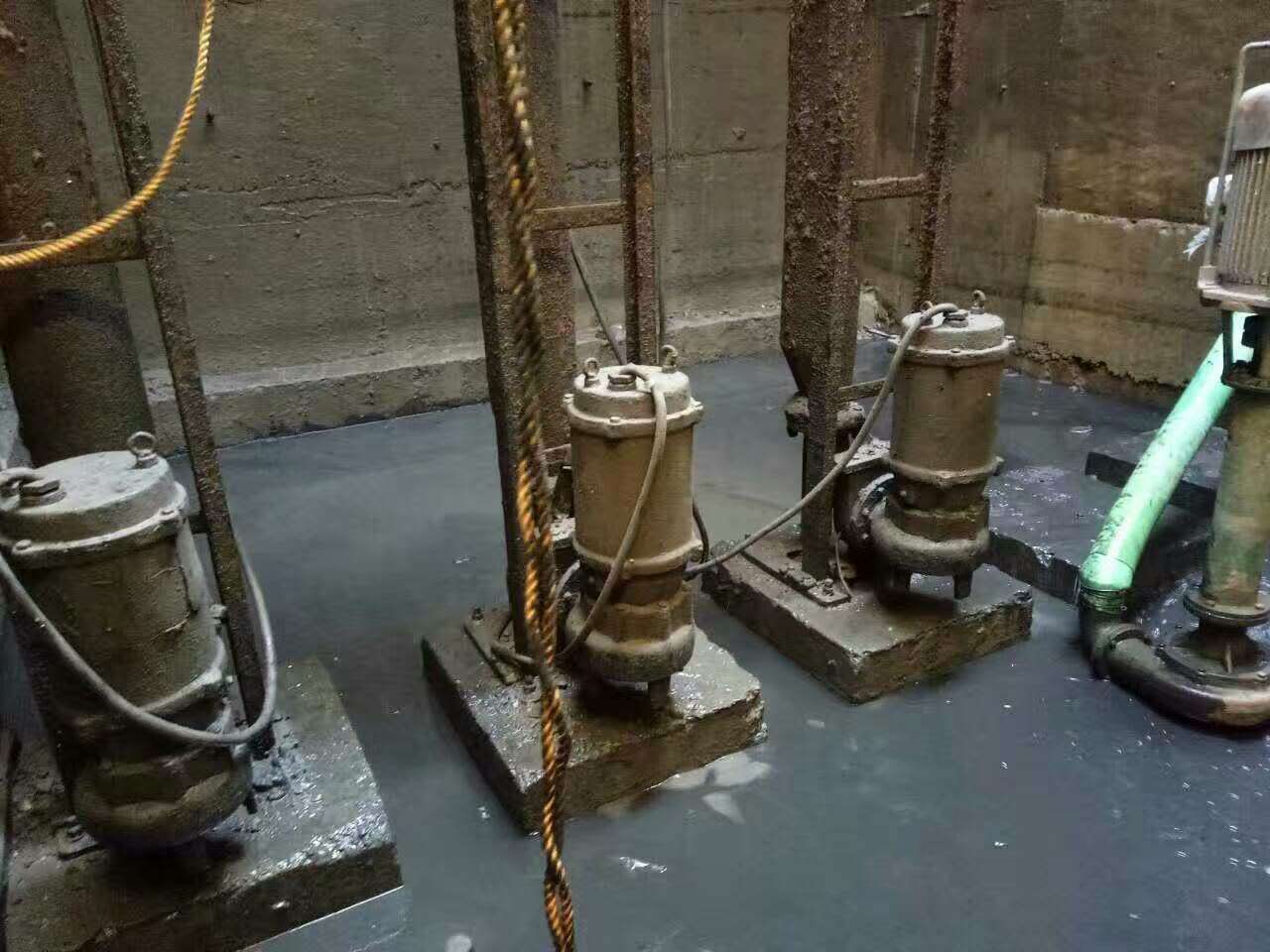 红山污水池清理