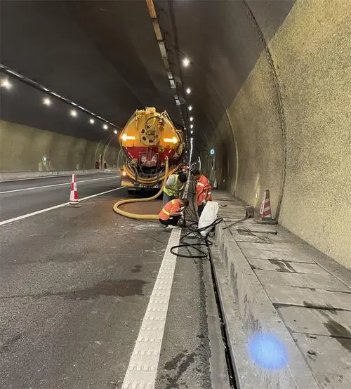 红山隧道排水渠清淤